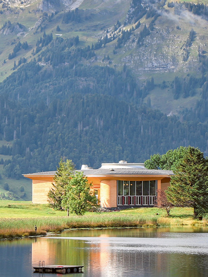 Klanghaus mit Schwendisee und Bergen